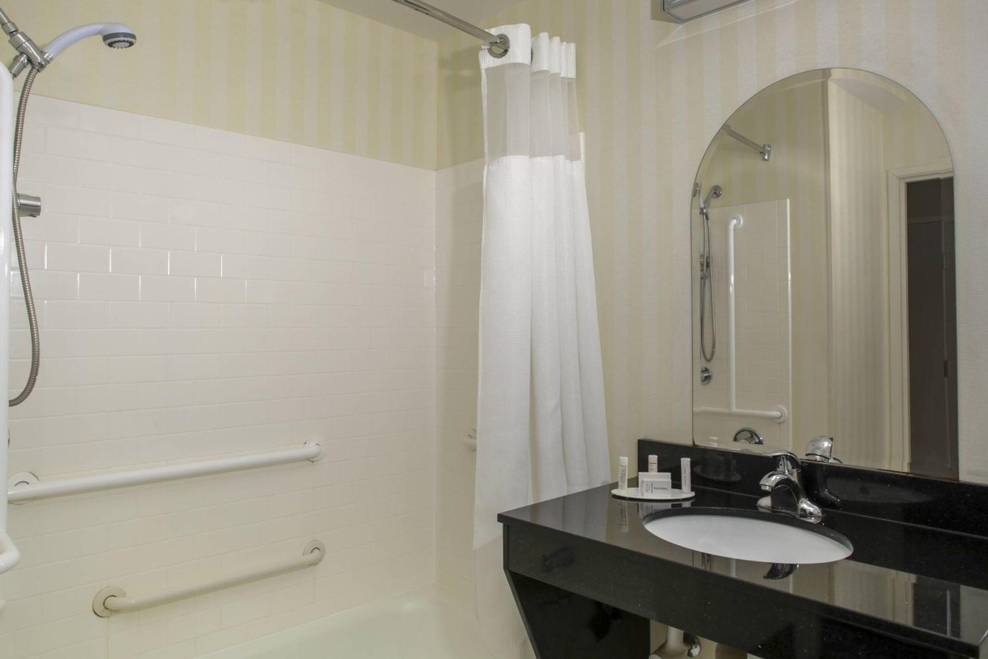 Fairfield & Hotel 3*